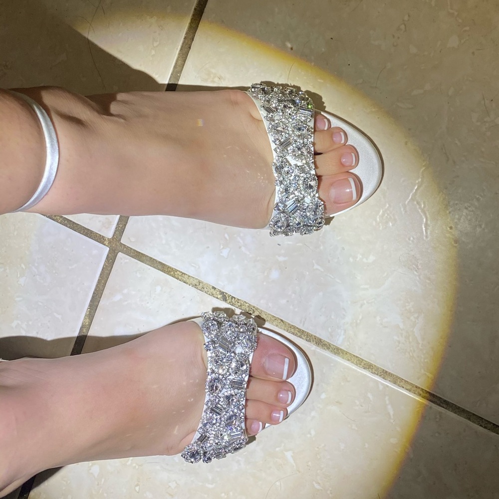 Badgley Mischka Silver and Cream Heels - Picture 10 of 10